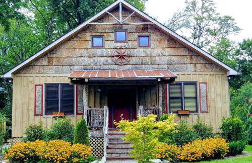 Water's Edge, Covered Porch, Deep Creek as your Backyard Haven, Hot Tub, Pool Table, Fire Pit, Close to Town & Entrance to National Park - Foto 36