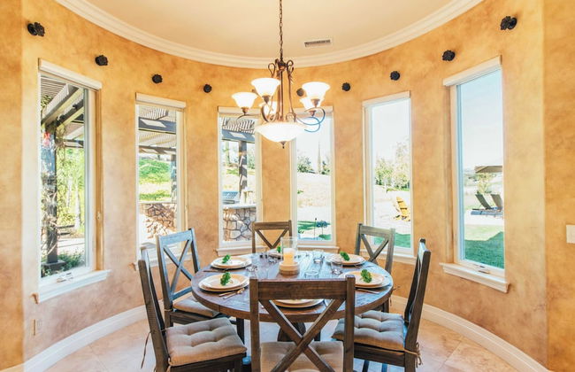 Secluded Estate Exclusive Views of Wine Country + Private Home Theater Twilight Vines by Avantstay - Foto 6