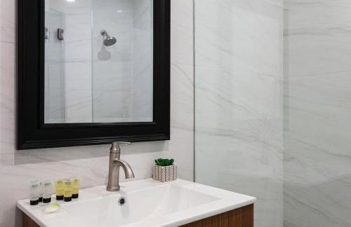 Relax in Spacious 3BR Apt Sleeps 8 and Parking - Foto 24