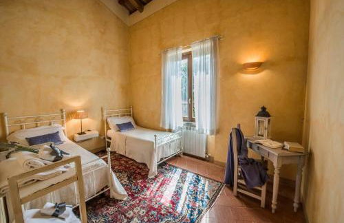 Elegant And Refined Villa With A Beautiful Blue Pool - Photo 14