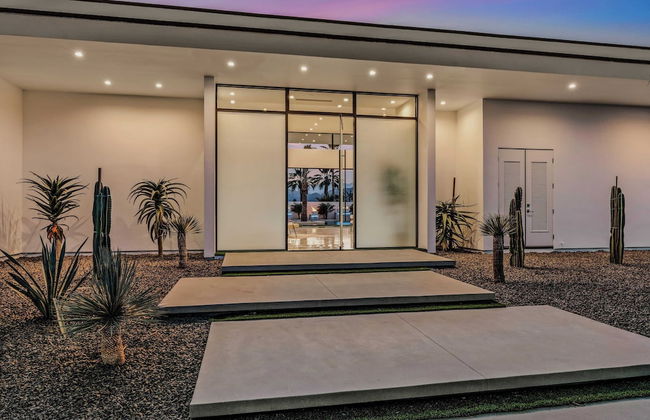 Fine Luxe Retreat w/ Pool & Hot Tub Bravo Villa #15 by Avantstay - Photo 10