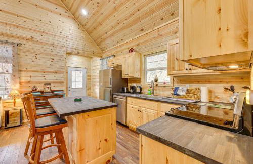 Hike and Fish Marlinton Cabin with Fire Pit and Views! - Foto 8