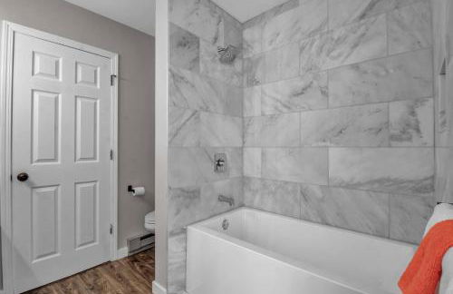 Modern Townhome with Decks Fireplace & Mountain Views - Foto 13