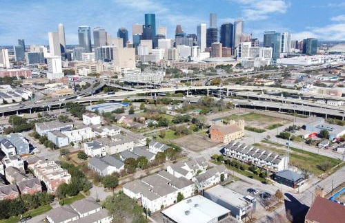 3BR/3.5BA Three Story East Downtown TownHouse with view - Photo 32