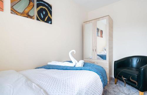 Group-Friendly 3BR Near Dudley + Parking - Foto 30