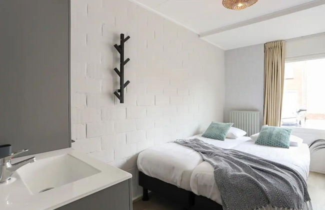 Modern Stay Near the Beach - Photo 2