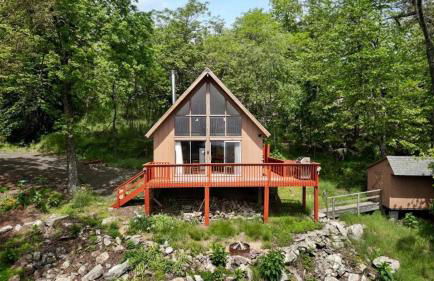 Rustic-Modern Chalet w/ Fire Pit, Deck & Views in Slanesville, WV - Foto 56