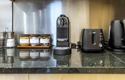 Minimal Designer Home with a Beautiful Garden - Foto 17