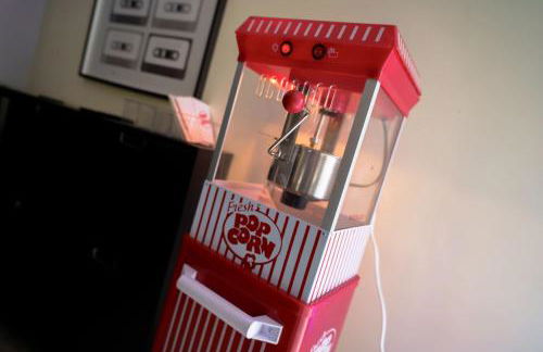 Newark Gem Ruby 3BR, 3BA - Sleeps 14 - Walk to Prudential Center and Newark Penn Station, Near EWR and American Dream Mall, includes Parking - WiFi - Laundry - Backyard - Gym - Foto 27