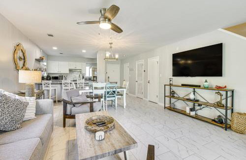 10 Mi to Navarre Beach! Waterfront Rental w/ Pool - Foto 7