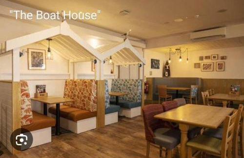 The Blue Lagoon 2 bedroom lodge with hot tub - Foto 50