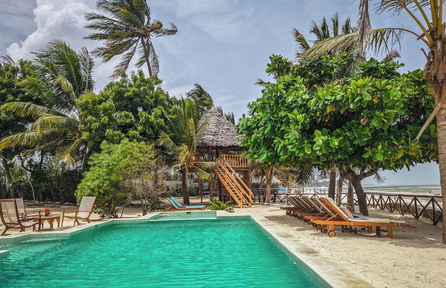 Solymar Staffed Beach Front Villa - Photo 27