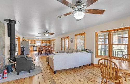 Charming Country 4BR Retreat with Riverfront Views cabin - Foto 6