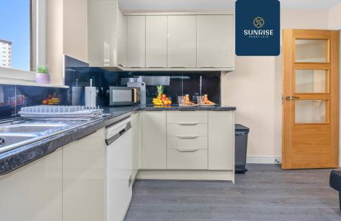 MUIRTON HOUSE - INVOICE and REDUCED PRICE only via SUNRISE SHORT LETS DUNDEE, 4 Bed House, 4 Car Parking, 2 Baths, 5 Smart TVs, Fully Equipped Kitchen, Large Dining and Living Space, Rear Garden, Free WiFi, and ONLY 9 Mins to STANNERGATE Ports - Foto 33
