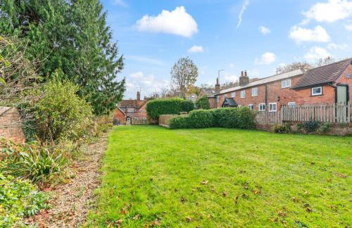 3BR Kingswood Cottage with Detached Unit - Photo 49