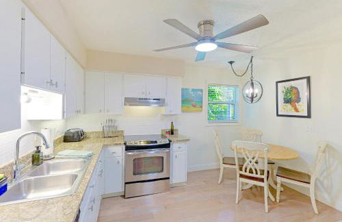 Newly remodeled 8-steps to sand path of Beach! Unit D - Foto 13