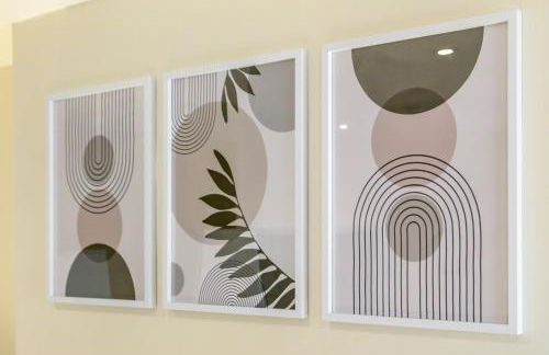 Spacious London 2-Bed Flat with a King Bed-Save on Long Stays-5 Separate Beds- Parking Available! - Foto 23