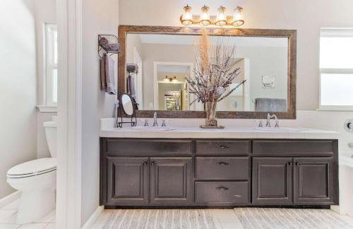 Charming 4BR Wine Country Getaway with Spa & Firepit - Foto 26