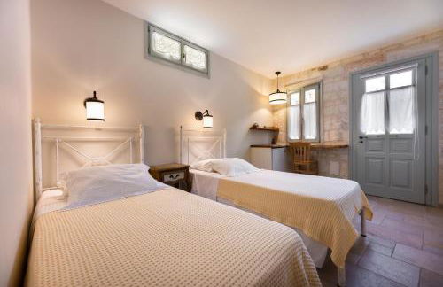 Monachofolitses - Photo 3