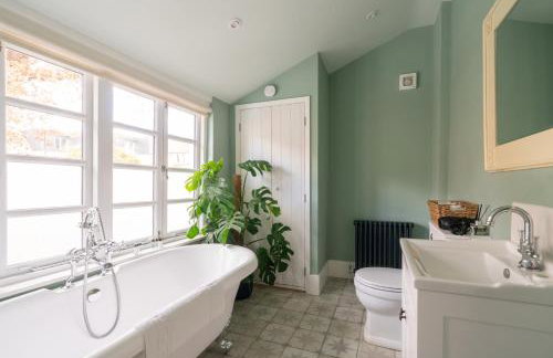 Spacious City-Centre House near Train Station & Business School, with Garden - Foto 48