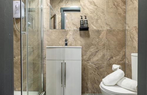 ROOMS NEAR ME - Entire place, kitchen & washroom with amenities, smart tv, fast Wifi, parking nearby - Foto 28