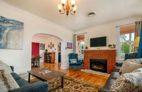 The Golden Parlor- Historic Victorian, Hot Tub - Foto 28