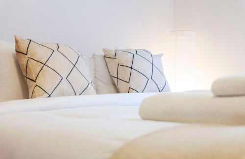 Bright 2BR flat off trendy Chiswick High Road - Photo 8