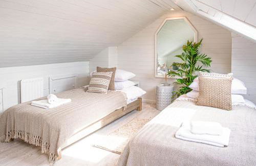 Stunning Townhouse with Large Garden - Sleeps 8! - Photo 70