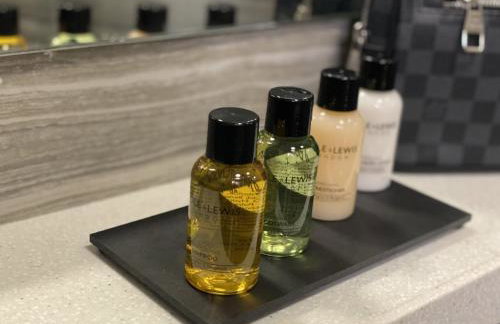 Modern Spacious 1 Bed Apartment with Free Parking in Trendy Inner London Suburb 15 mins walk to Victoria Line Underground then 20 mins to Oxford Street "West End of London" or 10 mins walk to Overground and 10 mins to London Liverpool St "City of London" - Foto 6