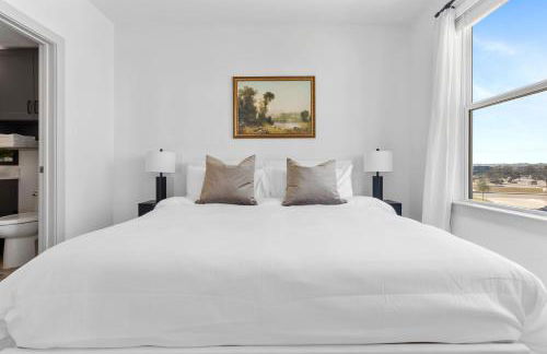 Elevated Contemporary 2BR 2BA with Balcony - Foto 17