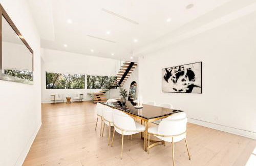 Luxurious Retreat - Modern House with Pool - Photo 11