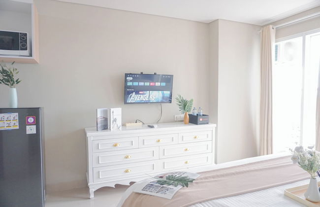 Homey Living and Well Designed Studio Room at Royal Sentul Park Apartment - Foto 7