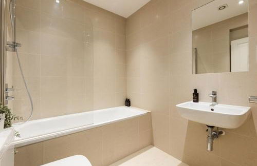 New! Bright 2BR Flat with Patio - Foto 18