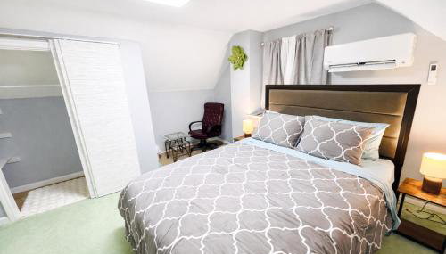 The Charming Cozy 4-Bedroom Getaway in Glen Burnie - Foto 2, wardrobe