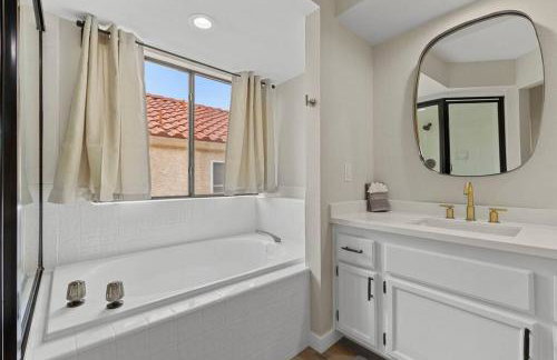 4Br Model Home w Pool and Pool table in Henderson - Foto 8