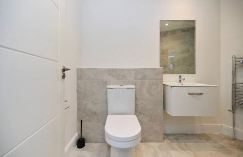 Central Tadworth Flat - Split- level 2BDR - Foto 18