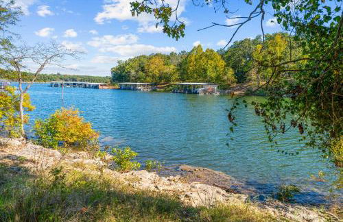 Lakefront Retreat with Deck, Movie Room and Yard - Foto 61
