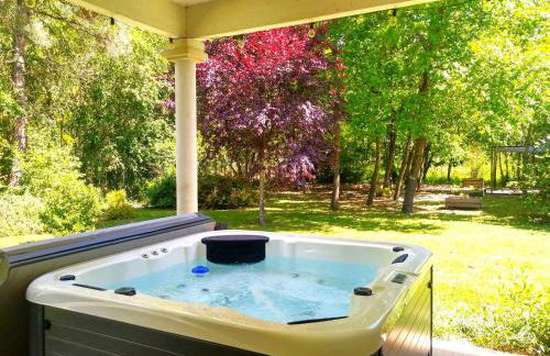 Le Parc Jean Édouard - Spa avec jacuzzi privé - Superbe villa 4 chambres - 9 couchages - 6 lits - Poêle - Parking - Climatisation réversible- Terrasse ombragée et grand jardin - Foto 1