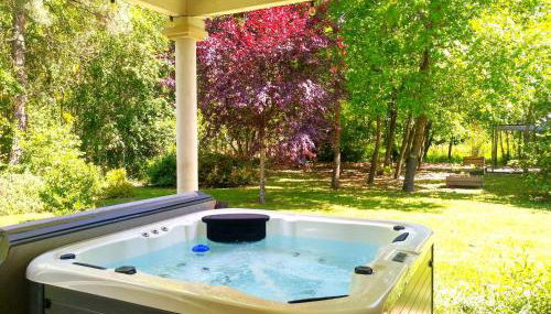 Le Parc Jean Édouard - Spa avec jacuzzi privé - Superbe villa 4 chambres - 9 couchages - 6 lits - Poêle - Parking - Climatisation réversible- Terrasse ombragée et grand jardin - Foto 1, Garden, Garden view