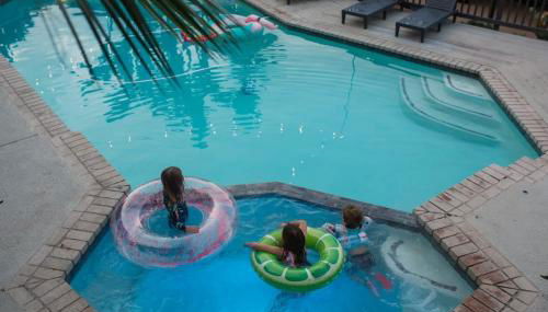 5BR Oasis with Pool, Arcade, Sauna - Photo 4