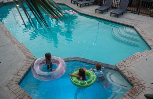 5BR Oasis with Pool, Arcade, Sauna - Photo 4