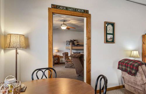 Quiet Riverfront Cabin with Boat Slip Family Friendly Stay in Decatur Nebraska Sleeps 9 - Foto 10
