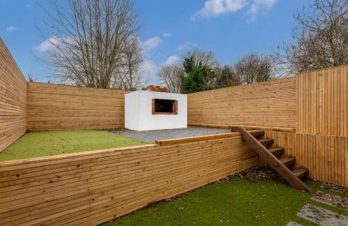 4 Bedroom 4 Bathroom House - Sleeps 7 - Prime Location, Free Parking, Self-Check-In, Workspace, Fast Wifi and Smart TV with Virgin TV and Netflix by Yoko Property - Photo 27