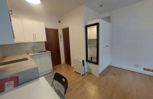 Newly refurbished studio - Photo 4