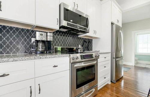 Chic 4BR 3BA Historic Home Near Country Club Plaza - Photo 41