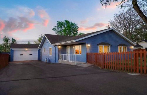 One of a Kind Home with HOT TUB Pool Table and Fire Pit 4 Miles to DT - Foto 29