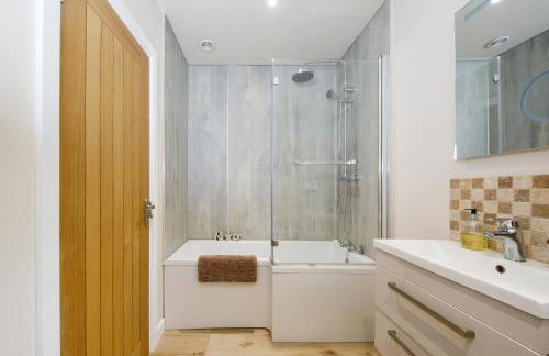 " Orchard Croft Lodge ", New Property, DOG FRIENDLY, Ideal for all Goodwood Events, 5 Minutes from Southend Barns, 9 Minutes From Sandy West Wittering Beach, 2 Bathrooms, Can Sleep 8 On Request, ' Starlink ' Wi-Fi & Sky Sports, Zip & Link Super-King beds - Foto 17