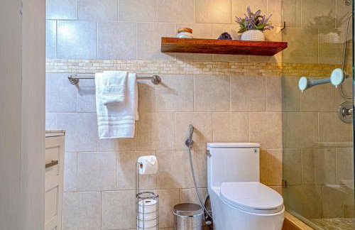 Tropical escape with fire pit near airport & stadium - Foto 7