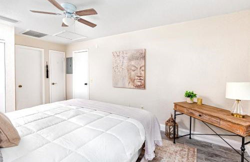 Walk to Downtown - 7min to beach - King bed & Free parking - Foto 23