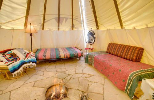 Colorful Cabin w/ Teepee, Fire Pits & Mtn Views! - Foto 3